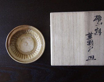 Plato Kintsugi Ki-Seto del período Momoyama: cerámica japonesa antigua con detalles en oro