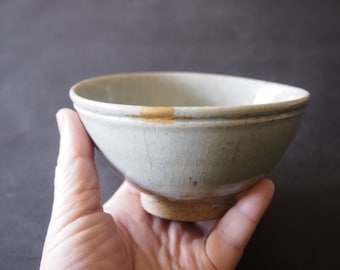 Cuenco de té japonés Kintsugi: cerámica de estudio de mediados del siglo XX con esmaltado celadón pálido