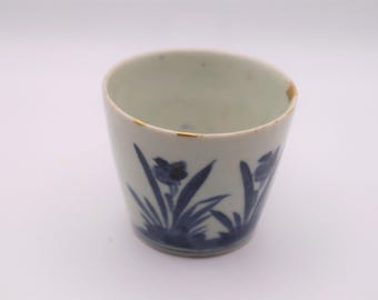 Kintsugi Soba Choko del período Edo: taza de porcelana japonesa antigua, con detalles en oro y motivo de iris.