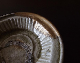 Plato Kintsugi Ki-Seto del período Momoyama: cerámica japonesa antigua con detalles en oro