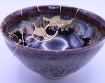 Tazón de té Kintsugi: Tenmoku con manchas de aceite, ondas Seigaiha doradas