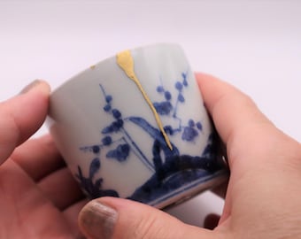 Kintsugi Soba Choko del período Edo: taza de porcelana japonesa antigua, con reparación de oro