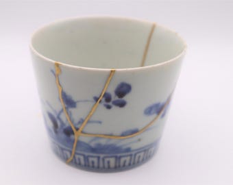 Kintsugi Soba Choko del período Edo: taza de porcelana japonesa antigua, con reparación de oro
