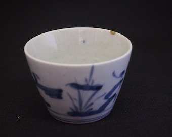 Kintsugi Soba Choko del período Edo: taza de porcelana japonesa antigua, con reparación de oro