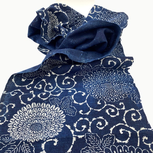 Japanisches Katazome. Japanische Baumwolle. Indigo gefärbt. Antiker Stoff. Japanisches Indigo. Schablone gefärbt. Boro Textilstoff. Chrysantheme Floral