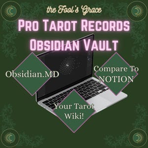 Puede incluir: Un portátil plateado que muestra una interfaz digital, con el texto "PRO TAROT RECORDS OBSIDIAN VAULT." El texto adicional incluye "Obsidian.MD," "Compare To NOTION," y "Your Tarot Wiki!" El fondo es verde oscuro con detalles florales y lunares.