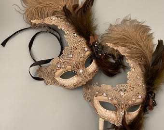 Ljusbeige maskeradmask med fjäderspets för kvinnor och flickor med blommiga strassstenar