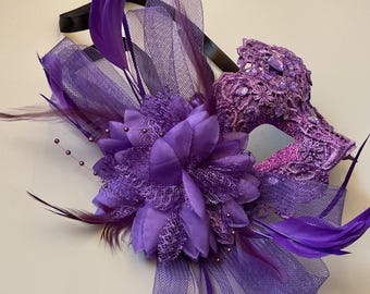 Máscara de plumas de mascarada morada con encaje de brocado para mujeres y niñas, con flores y diamantes de imitación.