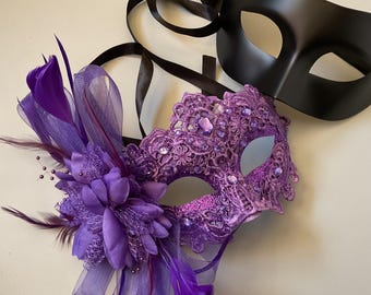 Máscara de plumas de mascarada morada con encaje de brocado para mujeres y niñas, con flores y diamantes de imitación.