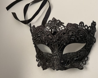 Máscara de plumas de encaje negro para mujeres y niñas con diseño floral y pedrería.