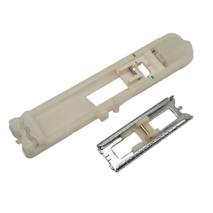 Puede incluir: Un prensatelas para ojales de máquina de coser de plástico blanco con una abertura rectangular y un pequeño pasador de metal, acompañado de una placa de metal rectangular separada con una ranura central y marcas de medición grabadas.