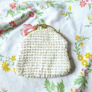 Small Beaded Purse, 1950s Purse, 50s Handbag, Beaded Bridal Clutch, Kiss Clasp Bag, Wedding Clutch, Flower Girl Gift, Vintage Gift for Bride zdjęcie 2