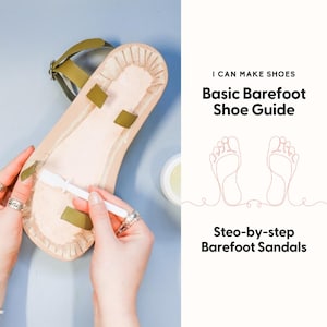Może przedstawiać: Jasna podstawa sandała z zielonym paskiem jest obrabiana małym narzędziem. Widoczny jest tekst "I CAN MAKE SHOES Basic Barefoot Shoe Guide" i "Step-by-step Barefoot Sandals".