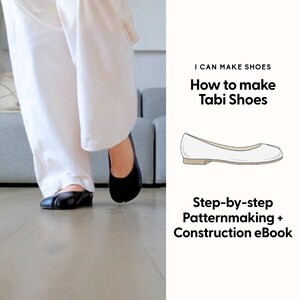 Op de afbeelding: Zwarte Tabi-schoenen met een split teen, gedragen door een persoon in een witte broek. De afbeelding bevat tekst: "I CAN MAKE SHOES How to make Tabi Shoes Step-by-step Patternmaking + Construction eBook."