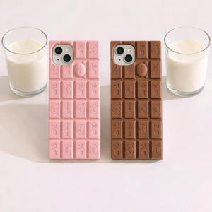 Può includere: Una tazza di ceramica bianca con manico nero e la scritta "But First, Coffee" in grassetto nero. La tazza è posta su uno sfondo sfocato, suggerendo un'atmosfera accogliente.