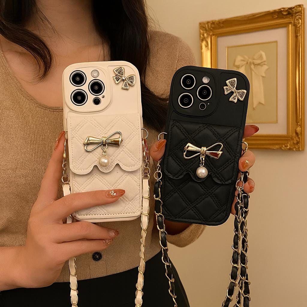 Cover GUESS Con Catena Per IPhone 12 / 12 Pro - Argento 4G Chain And Script - Protezione Antiurto E Catena Rimovibile