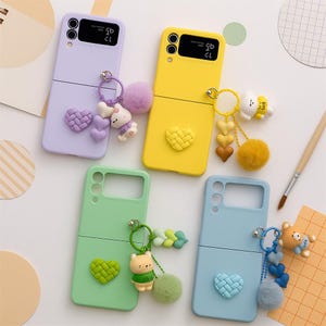 Kawaii Cartoon Bear Galaxy Z Flip Case: Plush Heart Charm & Lanyard