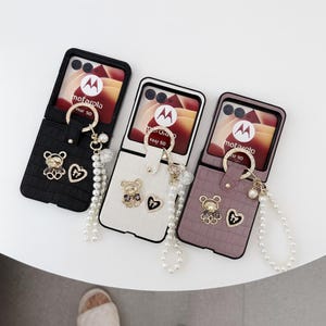 Cute Bear Charm PU Leather Phone Case with Pearl Wrist Strap for Motorola Razr 60 Pro 50 40 Ultra – Protective Moto Razr Cover