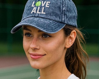 Cappellino in twill di cotone vintage con ricamo "Love All" in omaggio a Billie Jean