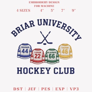以下が含まれることがあります： 「Briar University Hockey Club」の文字が入ったミシン刺繍デザイン。 デザインには、交差したホッケースティック、パック、選手番号と名前が入った4つのホッケーユニフォームデザインが含まれています。 4サイズ（10.16cm、12.7cm、17.78cm、22.86cm）で利用可能。