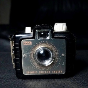 Vintage Kodak Brownie Bullet Camera with Dakon Lens - Mid-Century Collectible