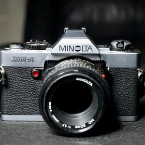Kit de câmera de filme vintage Minolta XG-A 35 mm com lente Minolta MD 50 mm f/1.7 e flash automático 200X - pronto para fotografar!