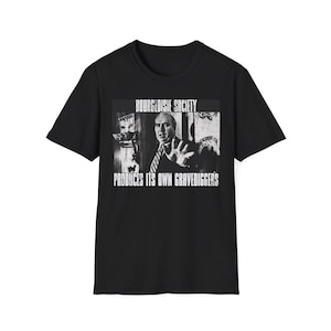 Puede incluir: Camiseta negra con una imagen en blanco y negro de un hombre y el texto "BOURGEOISIE SOCIETY PRODUCES ITS OWN GRAVEDIGGERS". La imagen está impresa en la parte delantera de la camiseta.