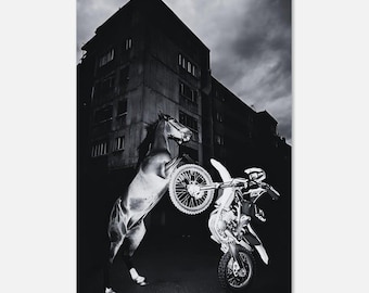 Stigande häst och dirt bike wheelie urban stad affisch