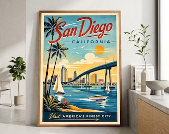 Puede incluir: Un póster de viaje vertical con una ilustración estilizada del horizonte de San Diego, California, un gran puente, palmeras y veleros en el agua. El texto dice San Diego California y Visit America's Finest City.
