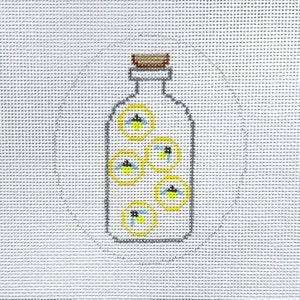 Puede incluir: Una botella de vidrio con un tap&oacute;n de corcho llena de luci&eacute;rnagas brillantes. Las luci&eacute;rnagas son amarillas con marcas negras y est&aacute;n dispuestas en un patr&oacute;n circular dentro de la botella.