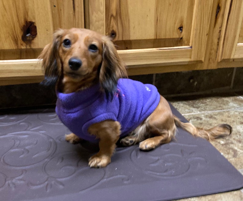 Purple Mini Dachshund Fleece Sweater afmetingen in de artikelbeschrijving afbeelding 1