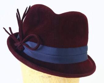 Burdeos Red Purple Velour Fur Felt Fedora Winter Hat con Double Navy Grosgrain Band y detalles de fieltro -Hecho a mano / Couture Millinery/ Custom Hat
