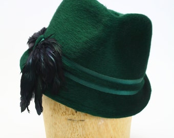 Sombrero fedora de fieltro de piel de castor verde con banda grosgrain y plumas coq negras #Millinery #Women sombreros