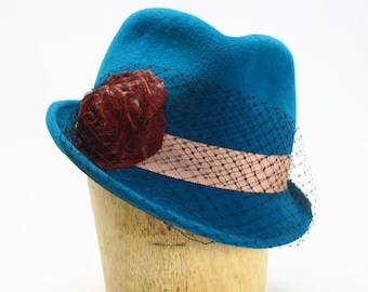 Turquesa Velour piel fieltro Fedora sombrero de invierno, melocotón Grosgrain banda, flor de cuero de vino, negro jaula velo-hecho sombrero hecho a mano / Couture Millinery / sombrero de piel