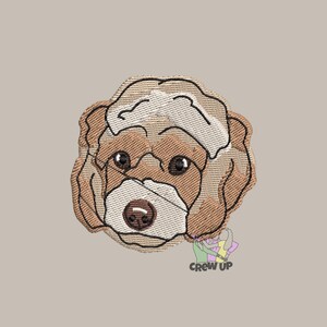 Op de afbeelding: Geborduurde patch met een honden gezicht met bruine en bruingeel vacht, donkere ogen en een witte vlek op het hoofd. De patch heeft een getextureerd uiterlijk en is zwart omlijnd. De tekst "CREW UP" is rechtsonder zichtbaar.