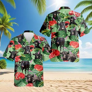 Puede incluir: Una camisa hawaiana verde claro con un patrón repetido de vacas negras, filetes rojos y hojas tropicales. La camisa tiene cuello en V y mangas cortas. El diseño es vibrante y llamativo, ideal para el verano.