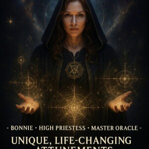 Puede incluir: Imagen con el texto "GOETIA HOUSE" en la parte superior. Una mujer con una capa oscura con capucha est&aacute; en el centro, con orbes brillantes en sus manos. El texto de abajo dice "UNIQUE, LIFE-CHANGING ATTUNEMENTS".