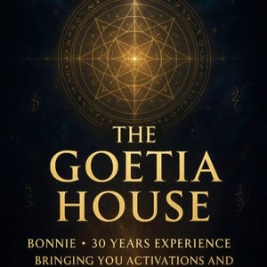 Puede incluir: Gr&aacute;fico azul oscuro con texto dorado y dise&ntilde;o circular. El texto dice "THE GOETIA HOUSE" y "BONNIE &bull; 30 YEARS EXPERIENCE BRINGING YOU ACTIVATIONS AND ATTUNEMENTS NEVER RELEASED BEFORE". El dise&ntilde;o presenta un patr&oacute;n en forma de estrella.