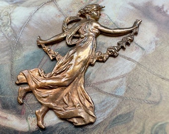 Colgante vintage, muy antiguo, de latón macizo, estilo Art Nouveau, con diseño floral de mujer danzante y diosa doncella, con estampado de 6,35 cm - REF 4117