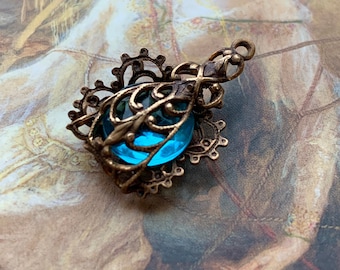 Hermoso y raro colgante vintage de filigrana de latón macizo reciclado de cristal checo color aguamarina - REF 1958