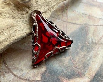 Vintage RARE Gorgeous Red Faceted Czech Glass UPCYCLED Solid Brass Filigree Pendant - REF 3034