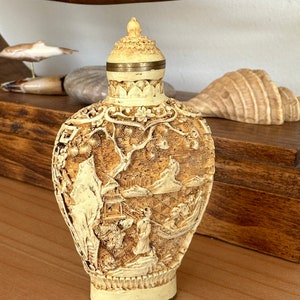 Vintage Snuff Bottle Lacquerware Ivory Resin Qianlong Mark, Carved Figures Tea Mountain New-Old-Stock - REF 3022