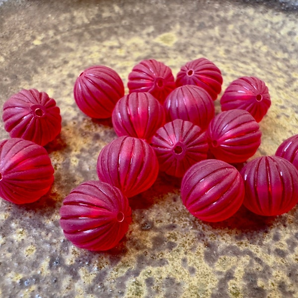 15 Vintage LUCITE Beads, Vogue Fashion Vibrant Magenta Red Fucshia Pink New-Old-Stock - REF 3942