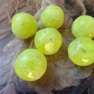 6 Vintage LUCITE Beads, Vibrant Lemon Yellow Lucite Beads, Rare Crackle Swirl Beads New-Old-Stock - REF 3945