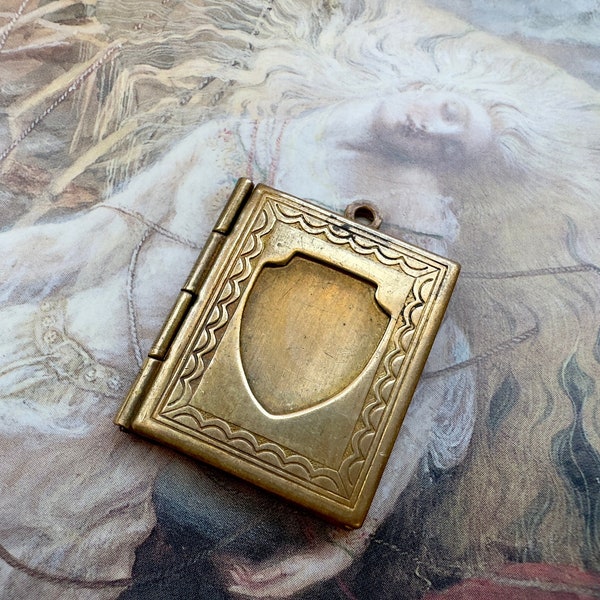 Vintage RARE Old Brass Deco Medieval Crest Book Locket Working Findings Stampings Ren Fair Cos Play - REF 4016