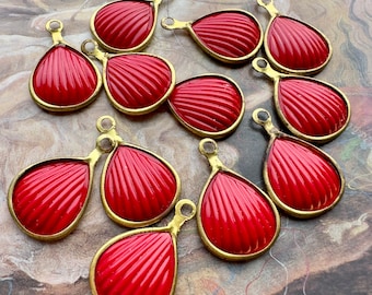 12 Vintage LUCITE Shell Red Channel Set Petal Charm Beads, Pendants Charms, 70s 80s New-Old-Stock - REF 2575