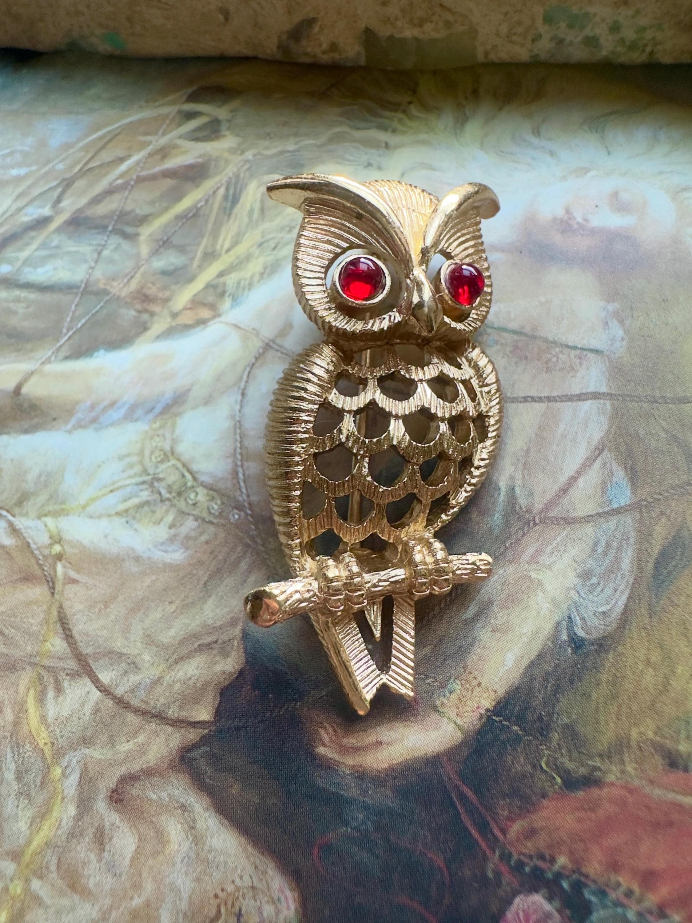 Vintage AVON Designer 60s Bird Owl Brooch Brushed Gold Tone Ruby Eyes Vogue 1 3/4&rdquo;- REF 6648