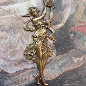Vintage zeldzame zeer oude massief messing art nouveau tamboerijn vrouw maagd godin vet verhoogde hanger vinden stempelen 3" - REF 4088