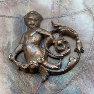 Vintage raro muy viejo Putti Cherub Cartouche latón sólido repousse izquierda mirando Cupido Art Nouveau colgante encontrar estampado - REF 4219