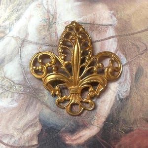 Colgante vintage de flor de lis de latón macizo, con filigrana art déco, intrincado y detallado, con detalles de estampación de 1 1/8" - REF 4313
